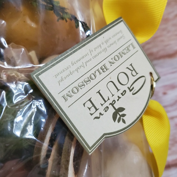 Garden Route Lemon Citrus Fragrant Vase Filler - Picture 4 of 7